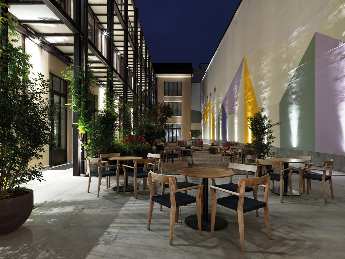 Savona 18 Suites: a grand house