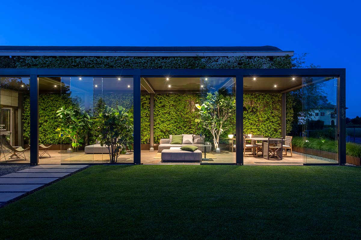 L’outdoor in una stanza con le vetrate Pratic