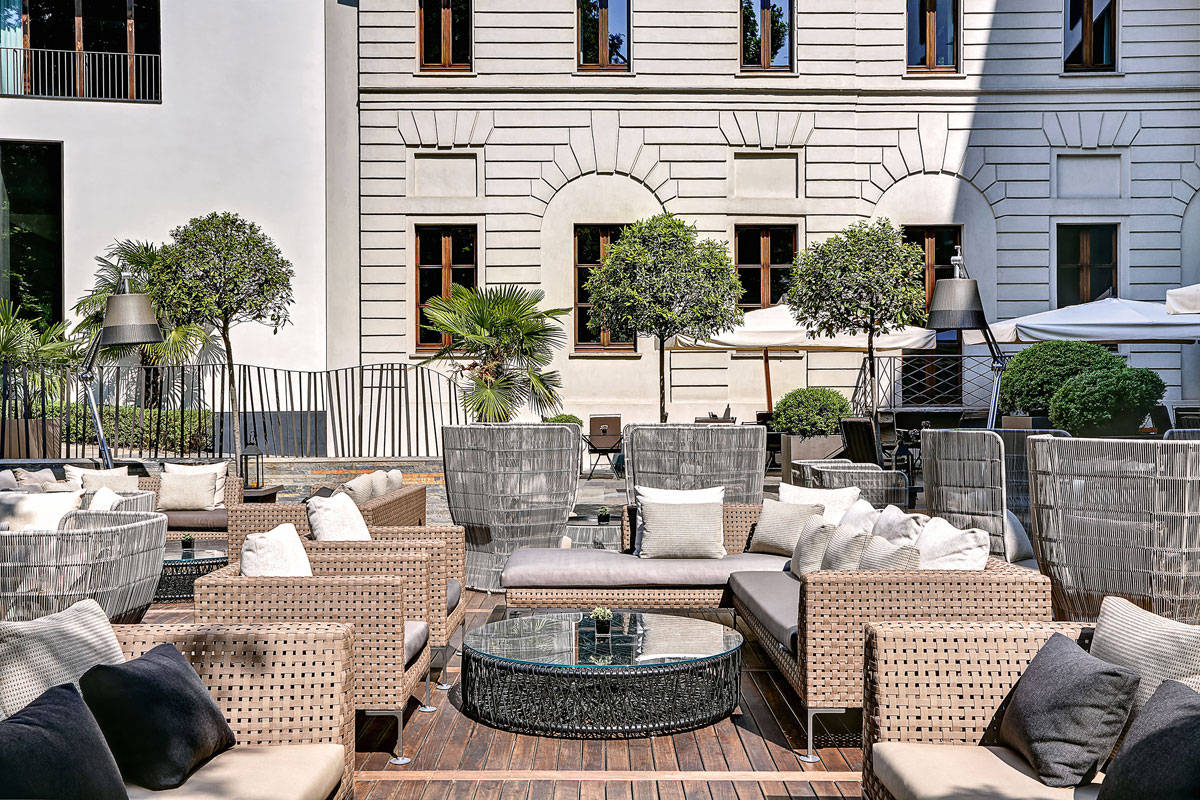 B&B Italia Outdoor arreda il giardino del Bulgari Hotel Milano