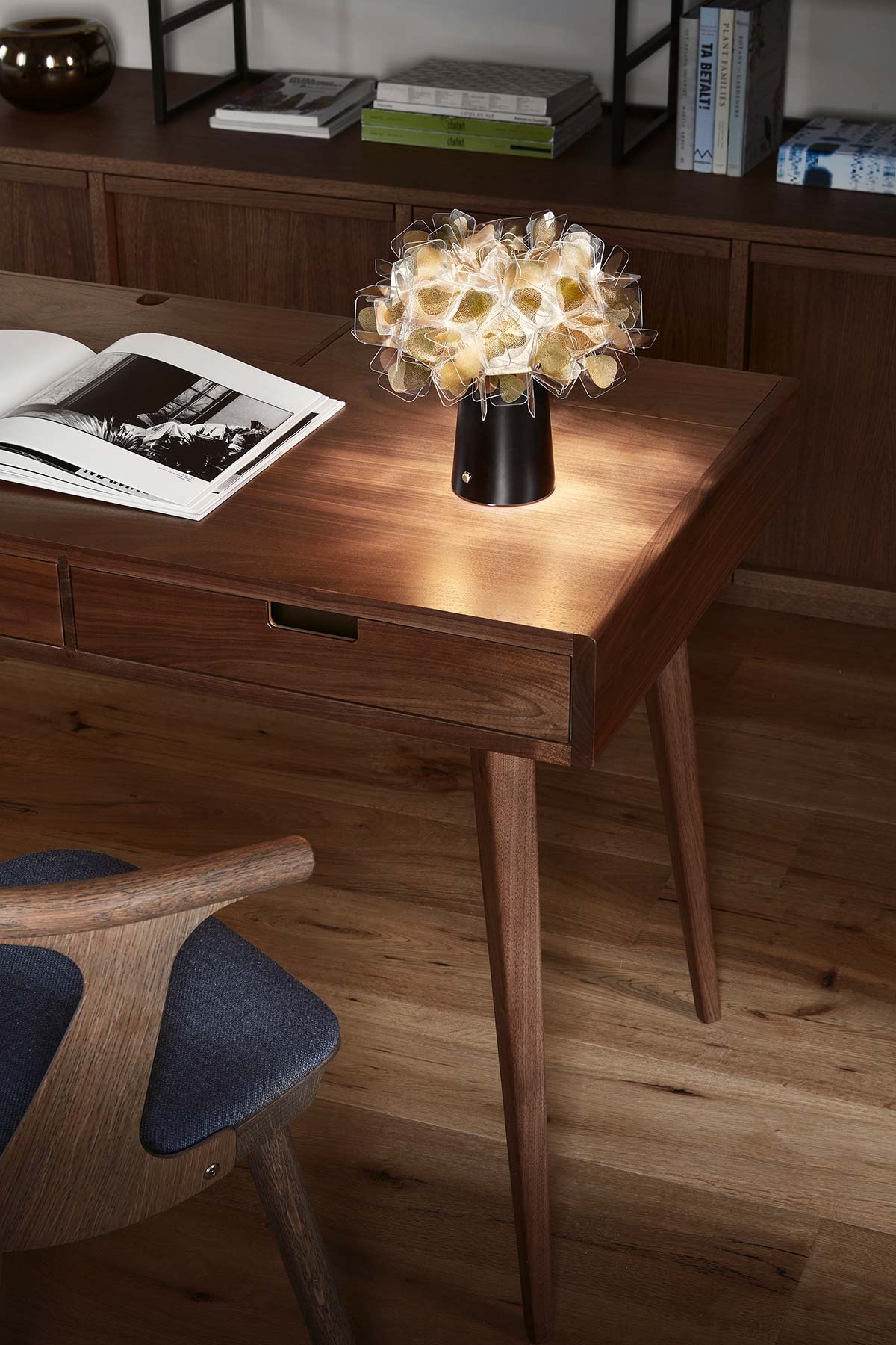 Clizia Mama non Mama Gold by Slamp, Design Adriano Rachele - Photo © Thomas Pagani