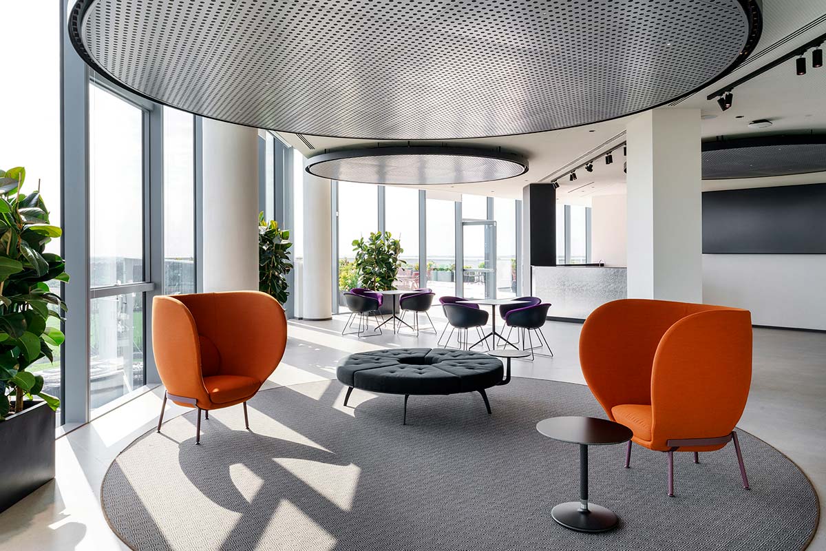 The office as a hospitable and technological micro-community