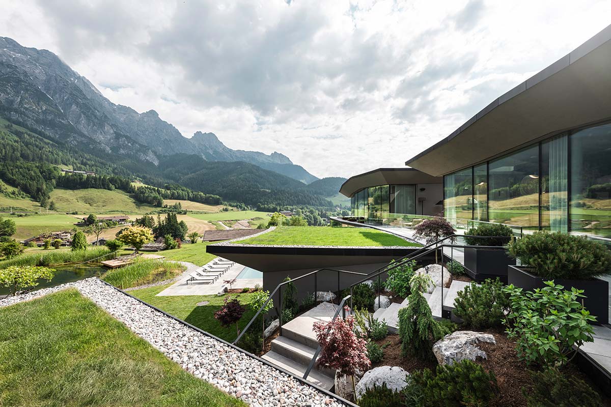 An encounter between natural elements at high altitude