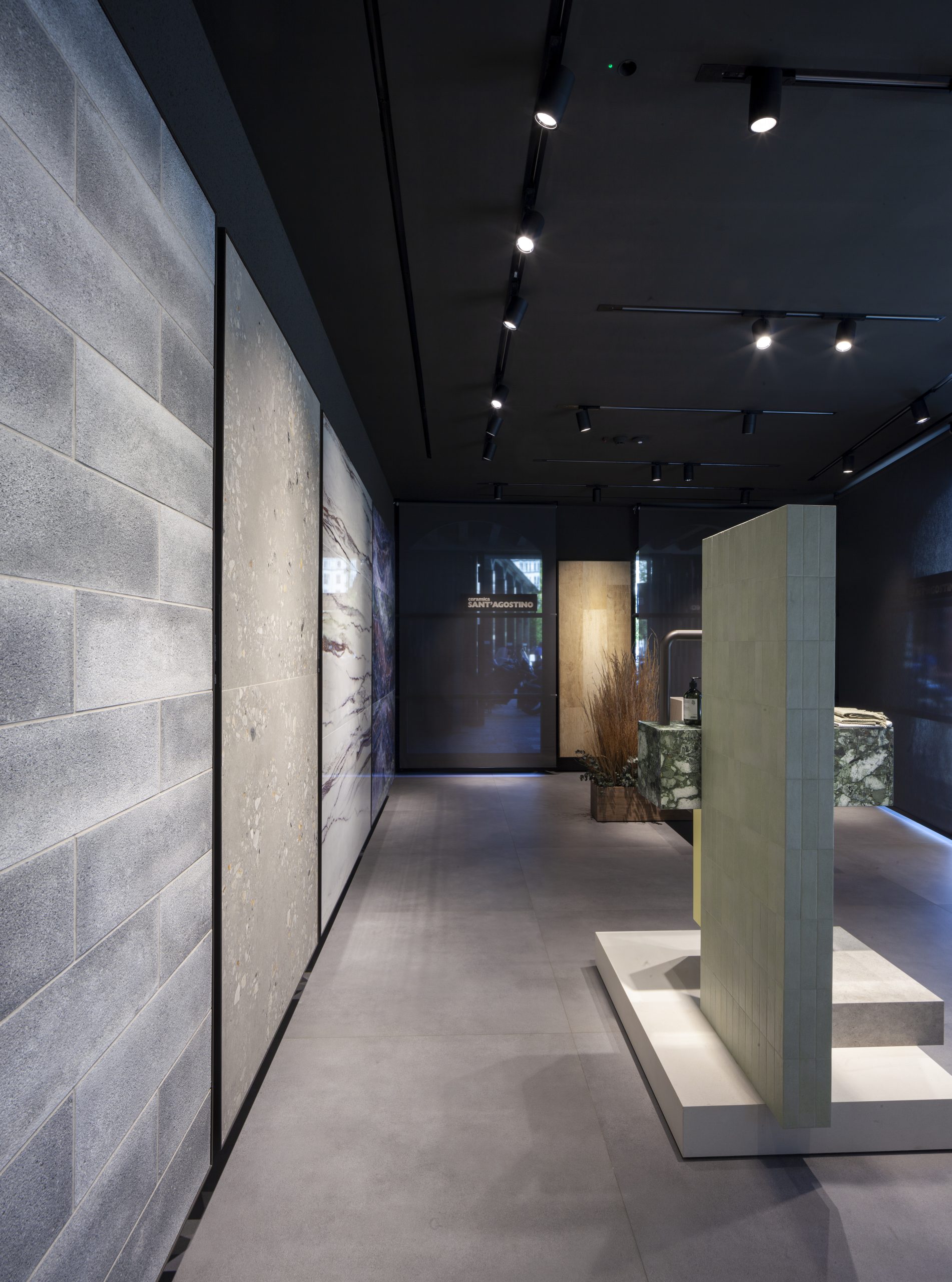 Ceramica Sant’Agostino showroom, design Calvi Brambilla Photo © Luca Cioci