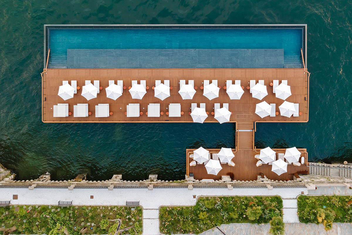 Infinity pool tra cielo e lago