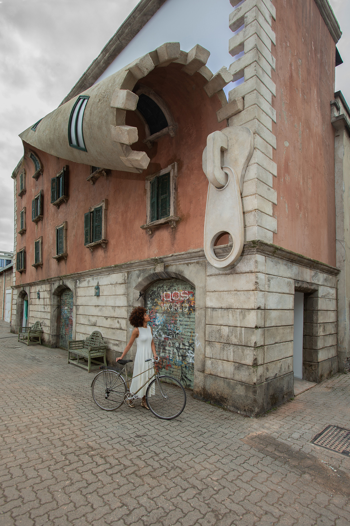 A sprinkle of night and a spoonful of light by Alex Chinneck - Photo © Marc Wilmot