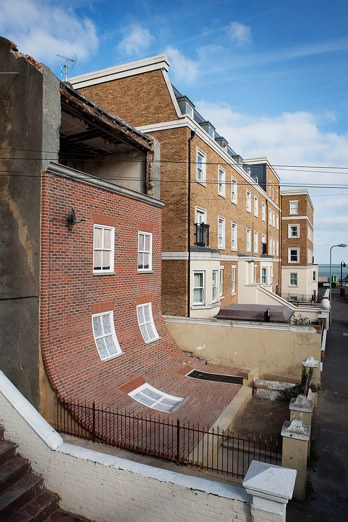 From the knees of my nose to the belly of my toes by Alex Chinneck - Photo © Stephen O'Flaherty