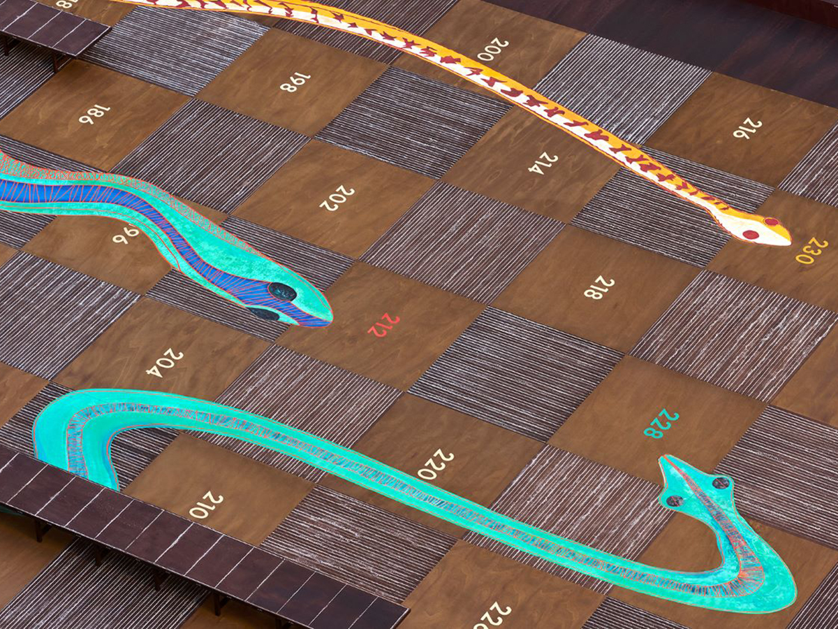 La passerella di Louis Vuitton si trasforma in un gioco di scale e serpenti
