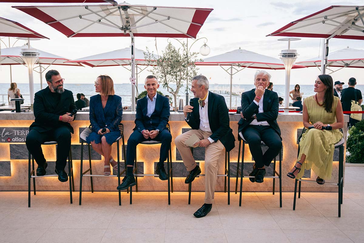 Il talk organizzato da IFDM a Venezia alla Terrazza by Atlas Concorde. Da sinistra: Firas AlSahin/4 Space, Erika Rastelli/Aran World, Maurizio Mazzotti/CEO Atlas Concorde, Ruben Modigliani/IFDM, Massimo Iosa Ghini/Iosa Ghini Associati, Francesca Moroni/Park Associati