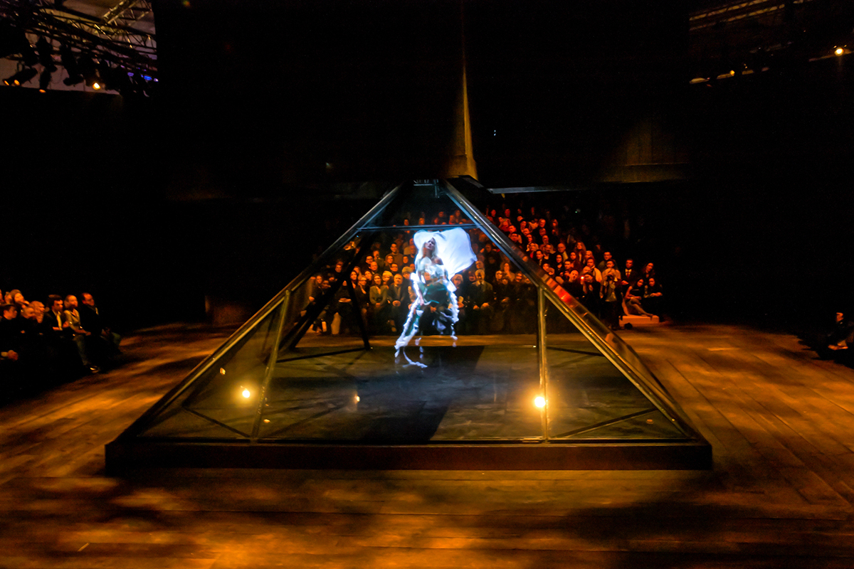 Alexander McQueen, Ready-to-Wear, A/W 2006:07, “The Widows of Culloden”, mit Kate Moss als Hologramm, © Helmut Fricke / VG Bild-Kunst Bonn, 2025