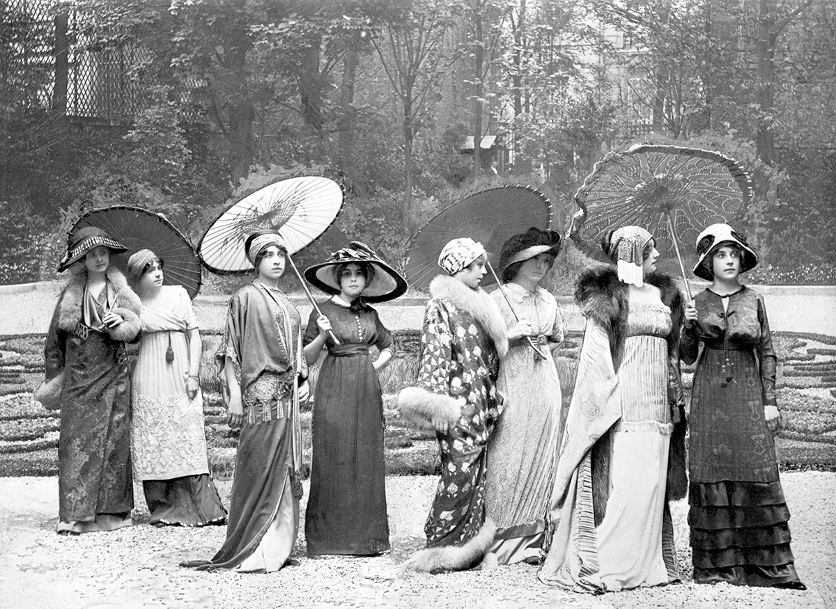 Paul Poiret’s mannequin parade in his garden in Paris, 1910 © Jean Sébastien Baschet L’Illustration - Photo © Henri Manuel