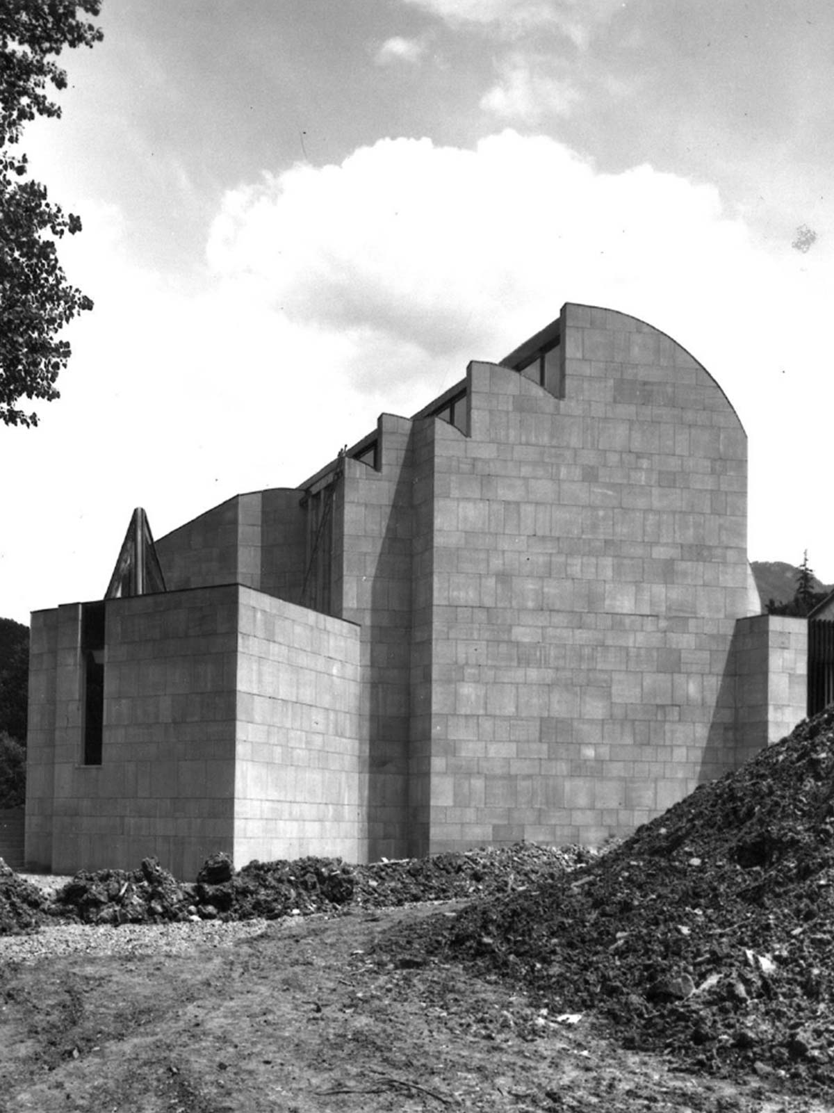 Nella parte absidale la superficie è ritmata dalla superficie in pietra. Photo @ Archivi A. Aalto Italia C.S.M.A. – Fondo Architetto Giorgio Trebbi