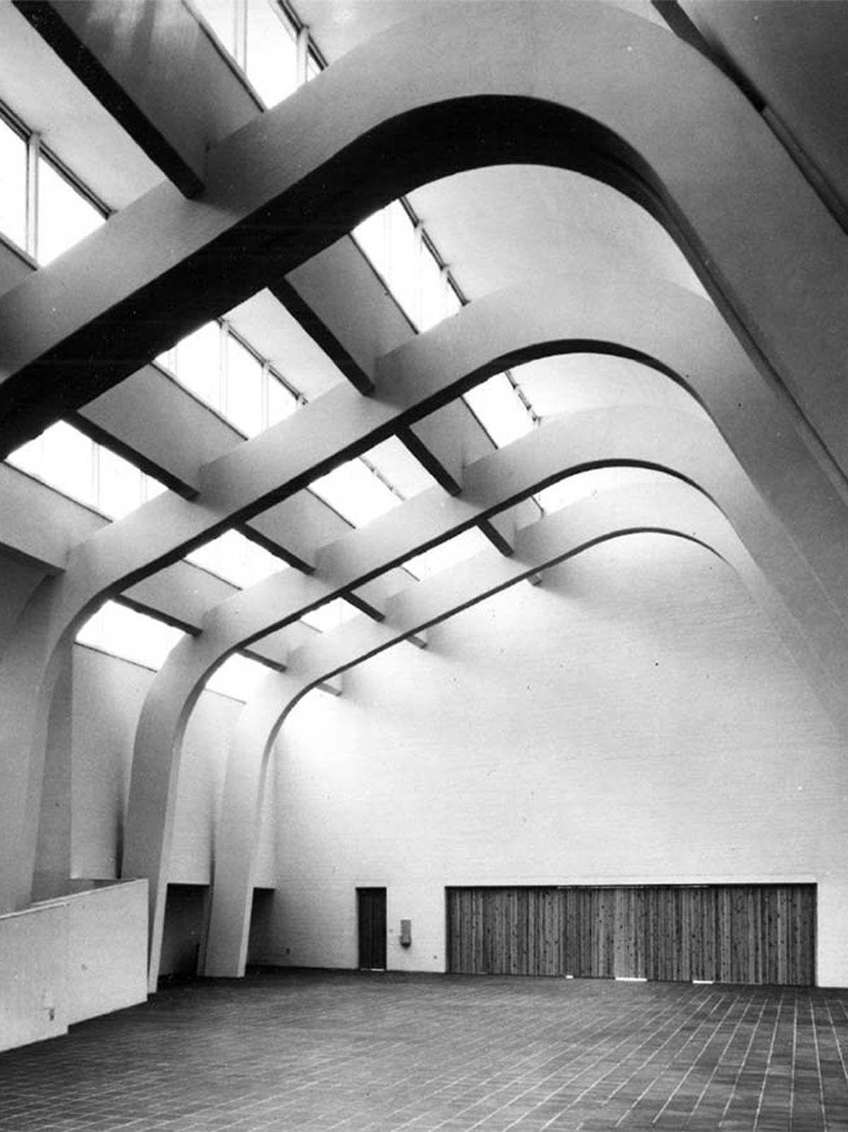 L’interno della chiesa. Sul fondo, la grande porta che, una volta aperta, prolunga sul sagrato lo spazio interno. Photo © Archivi A. Aalto Italia C.S.M.A. – Fondo Architetto Giorgio Trebbi