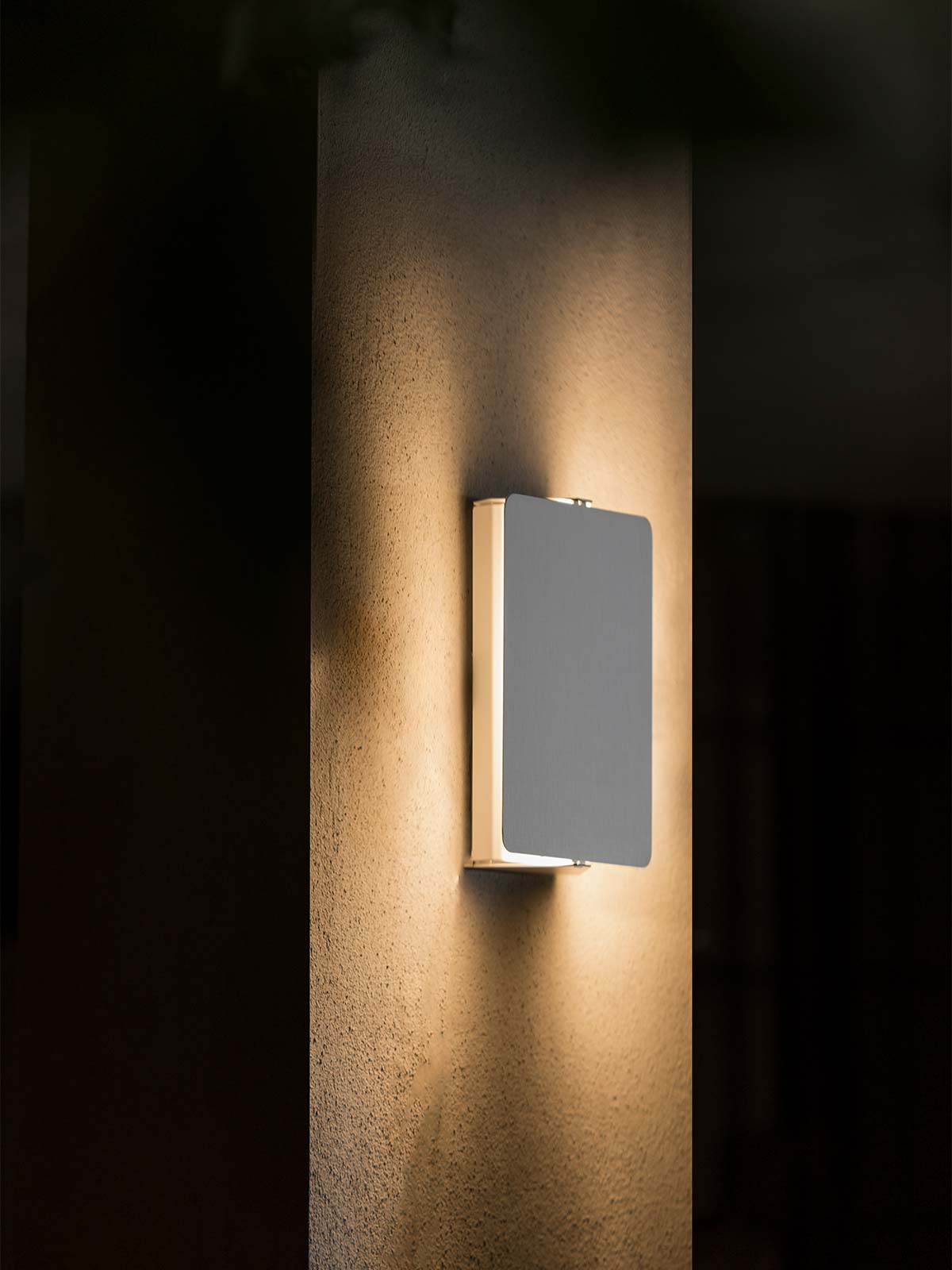 Applique à volet pivotant by Nemo Lighting, design Charlotte Perriand - Photo © Marco Reggi