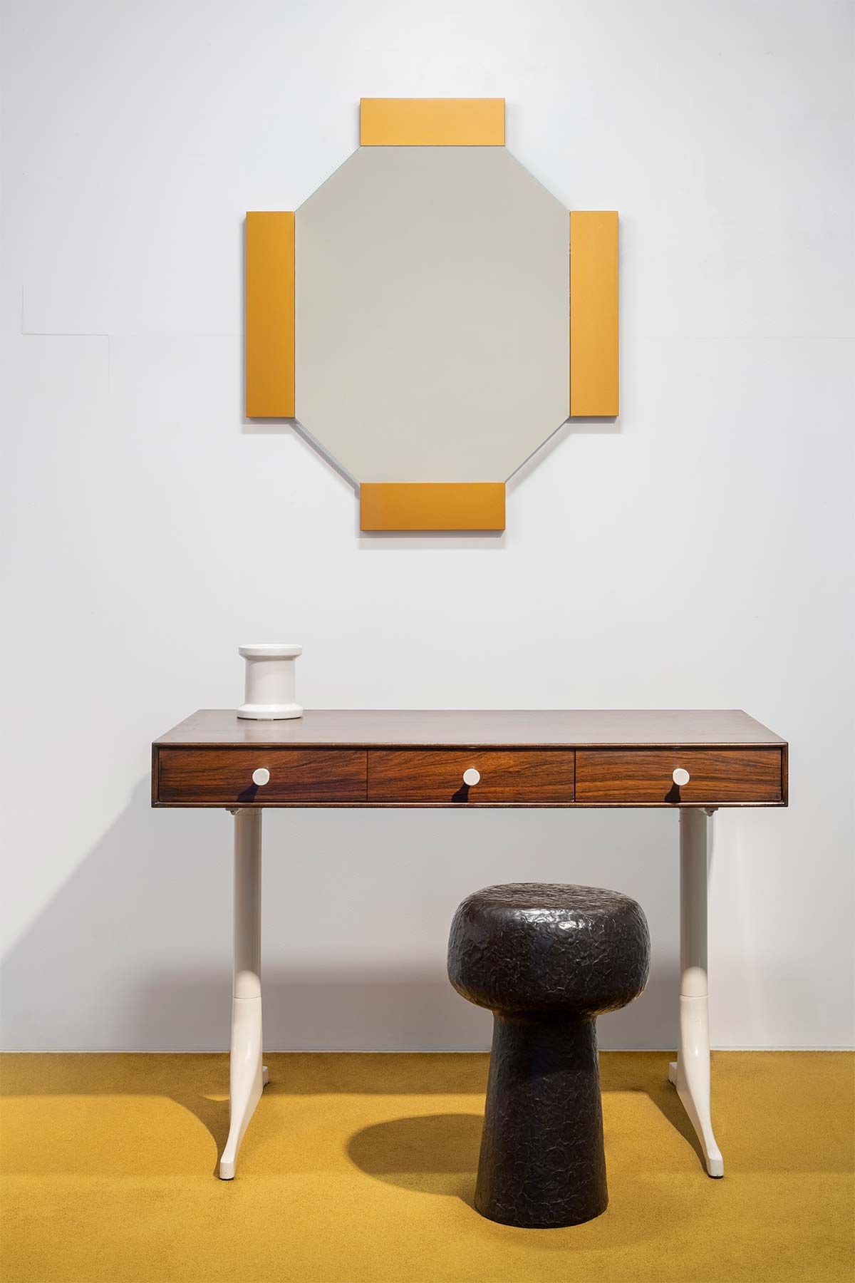 Mini Satellite 4 Mirror, design Pierre Charpin | Gemini stool, design Jean-Baptiste Fastrez