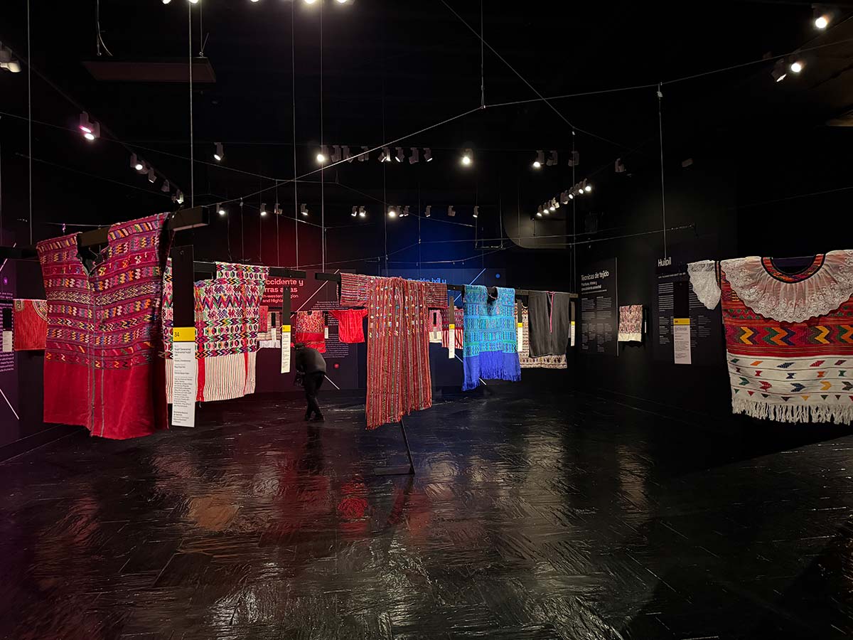 “Textile Art and Guatemala: Design and Identity”, vista della mostra a Fernán Gómez. Centro Cultural de la Villa. Madrid Design Festival 2026