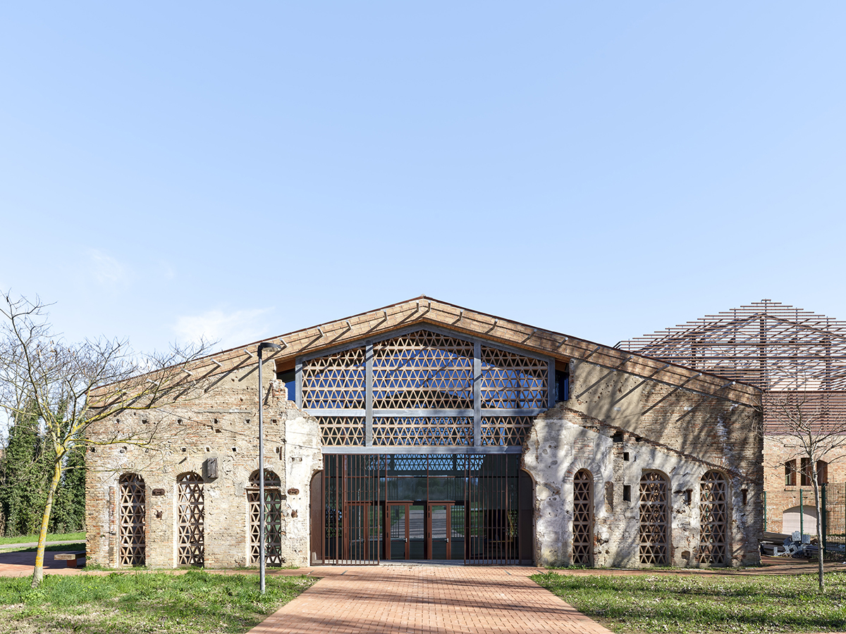 Beyond the enclosure, an “Architecture of Air”